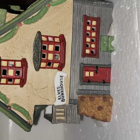 Dept 56  Heritage Village, North Pole Series,  Elves Bunkhouse, 5601-4 - Picture 3 of 14